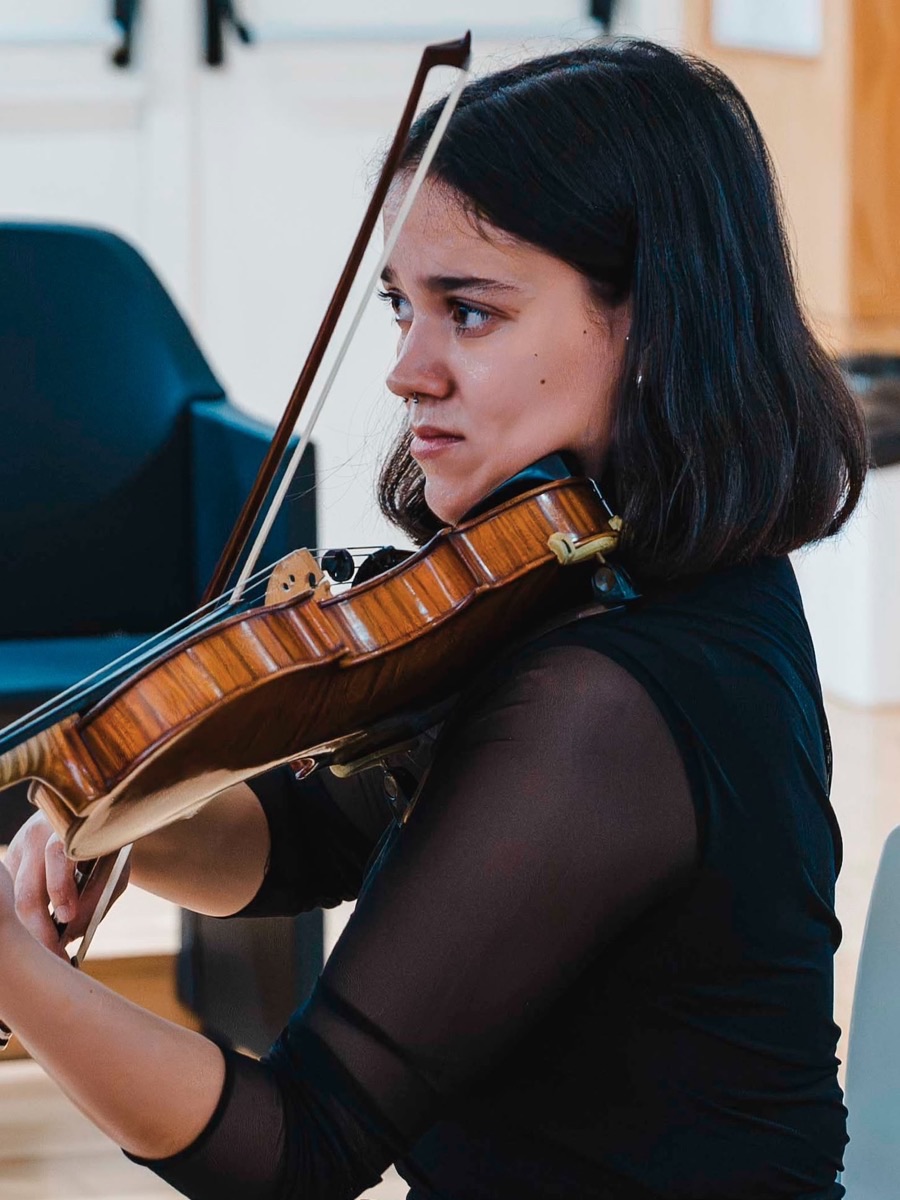 Cristina Torres Martínez playing the violin