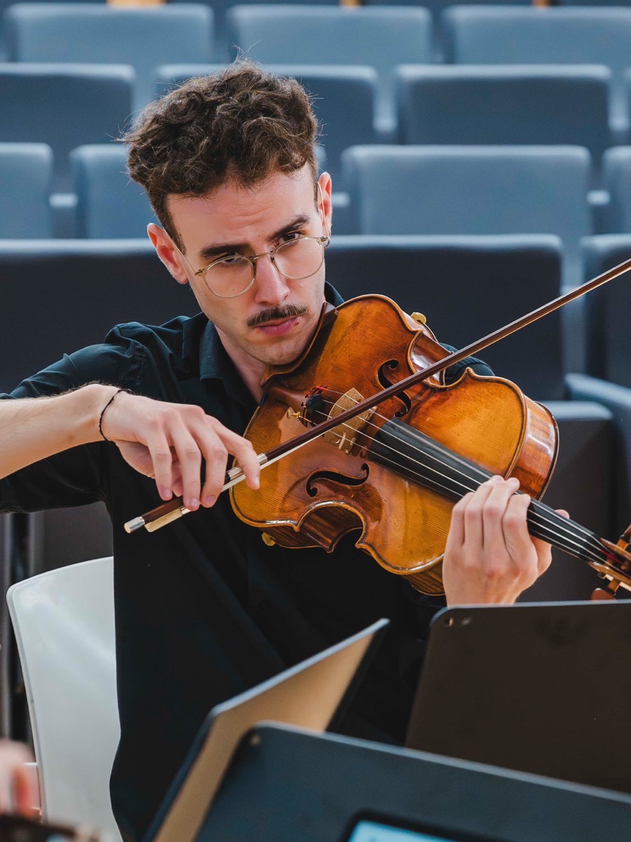 Ignacio Álvarez Lamolda playing the viola