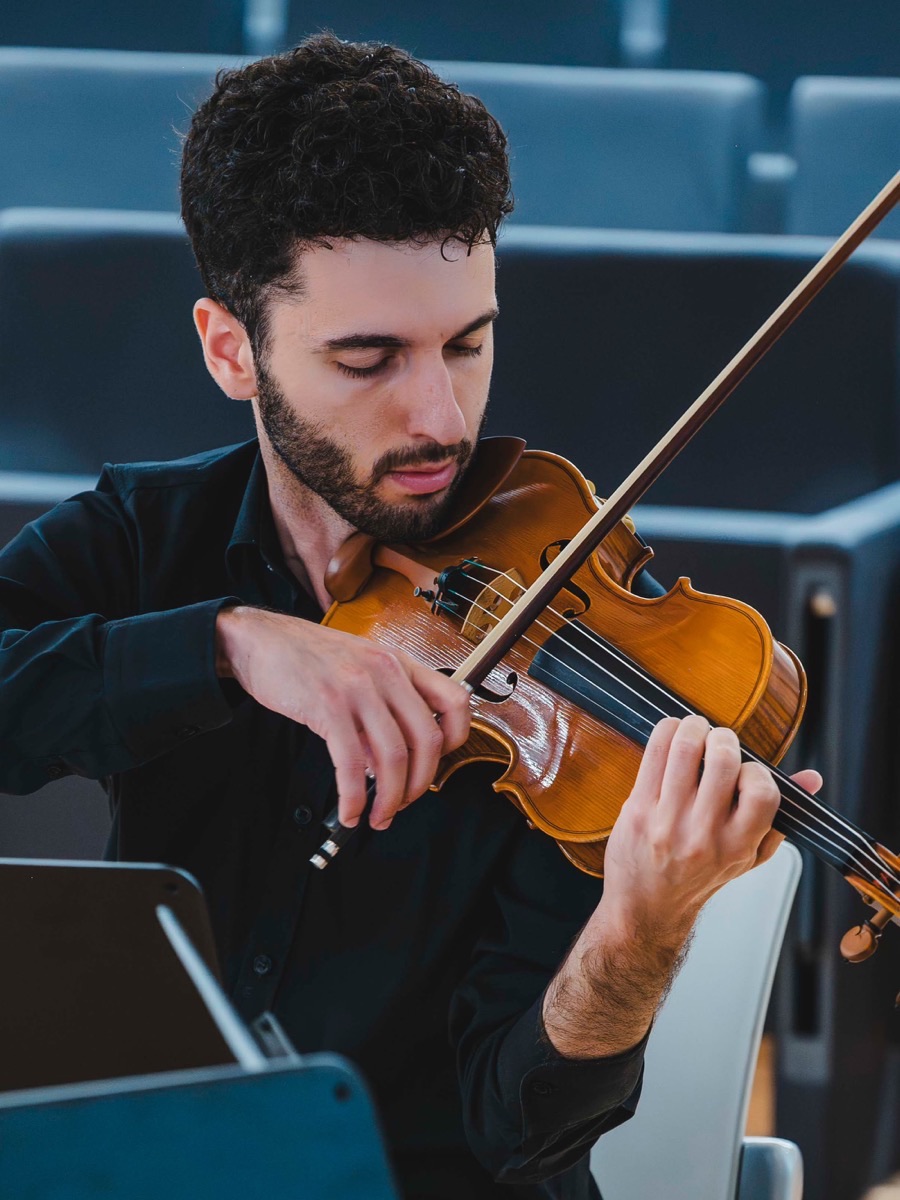 João Sá playing the violin