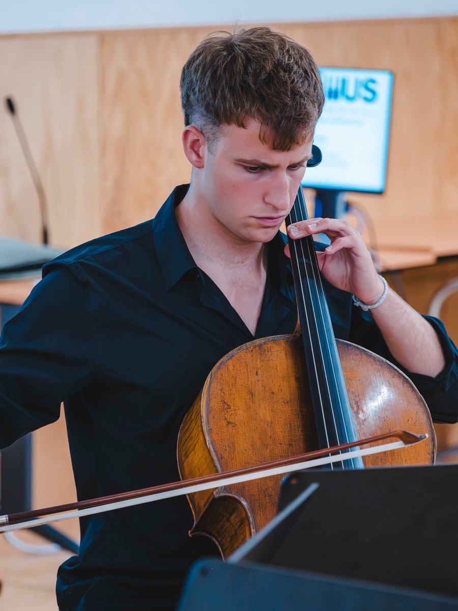 Jorge Orosa López playing the cello